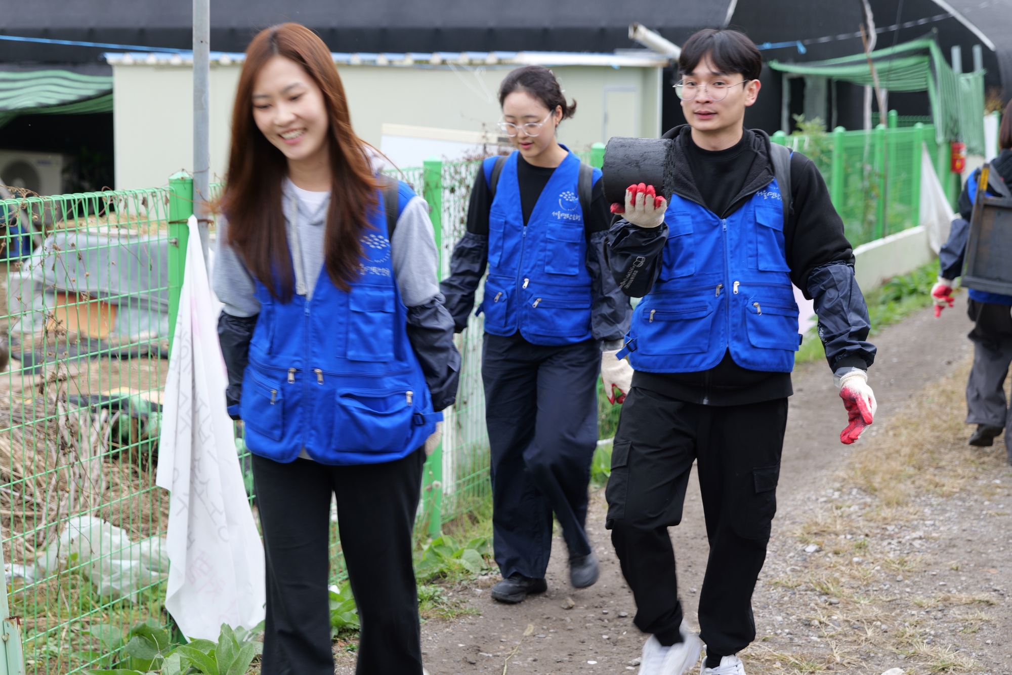 연탄을 나르며 웃는 청년들