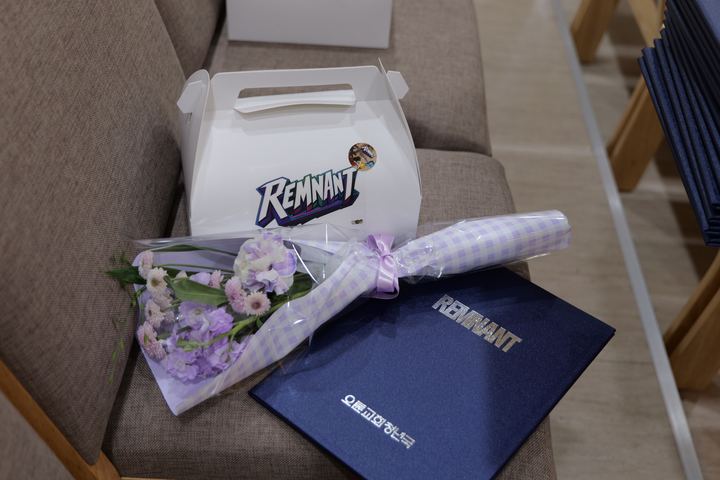 수료자 좌석에 놓인 꽃다발과 수료증